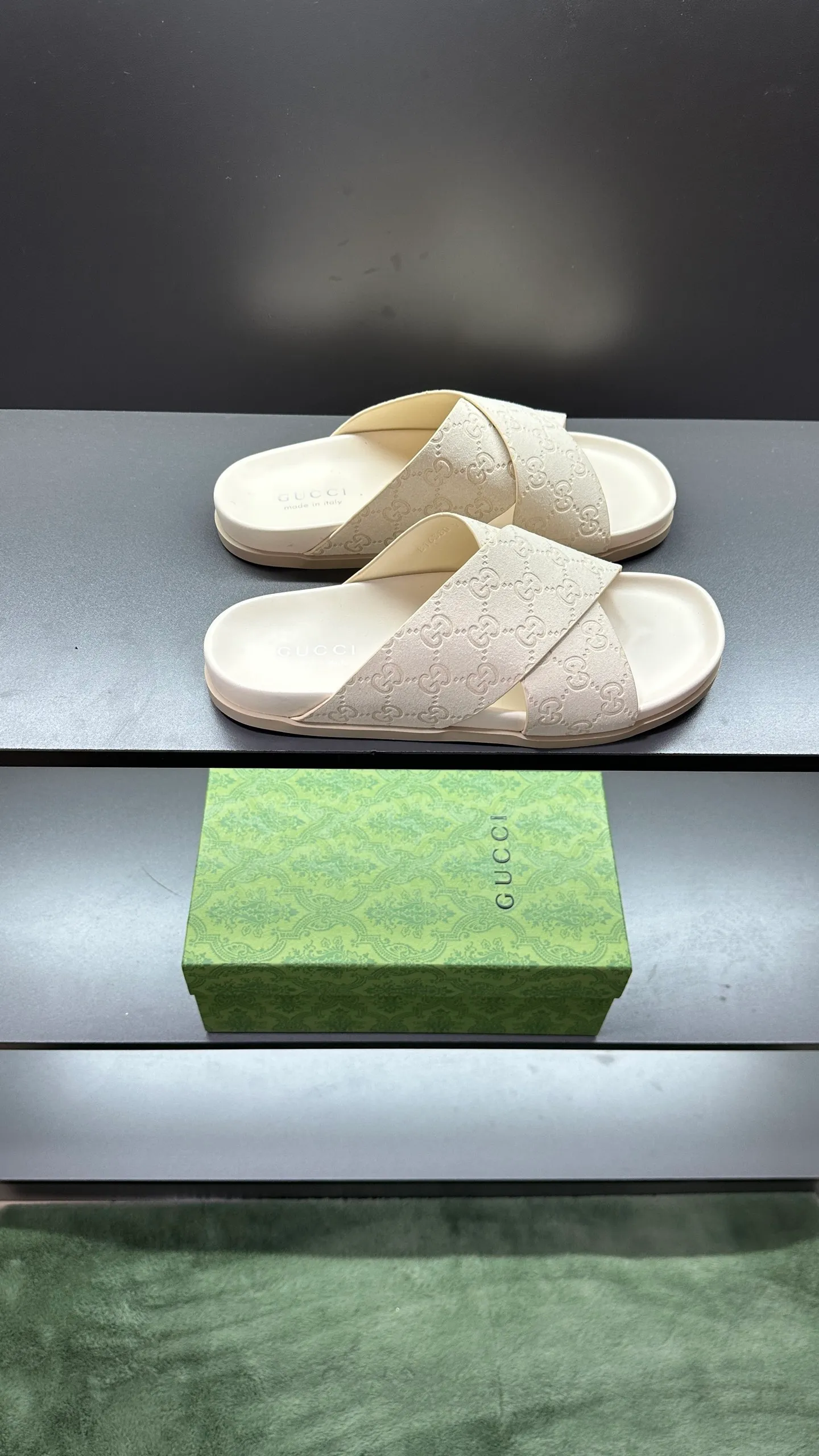 [G Home New Style] P: 300💰Men's size 39~45, (46. Customized) This slipper is made of GG polyester fiber and is decorated with a Gucci label on the front, which adds a striking logo feel to the style. "Gucci Made in Italy" stamped label Rubber sole Flat Made in Italy